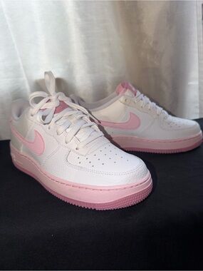 Nike Women's Low-Top Sneakers in White and Light Pink